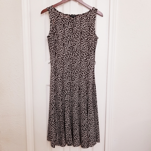 Forever 21, Pleated, Leaf Print Dress in Brown and - Picture 4 of 7